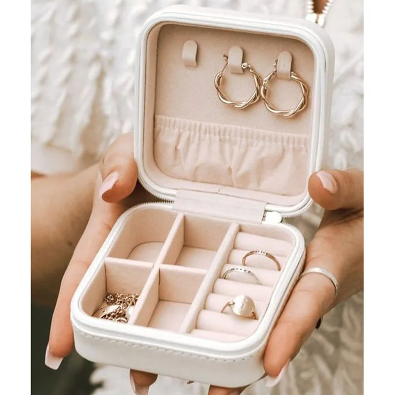Gold Alphabet Flower Jewelry B - Bar Cart Gold のレビューと価格